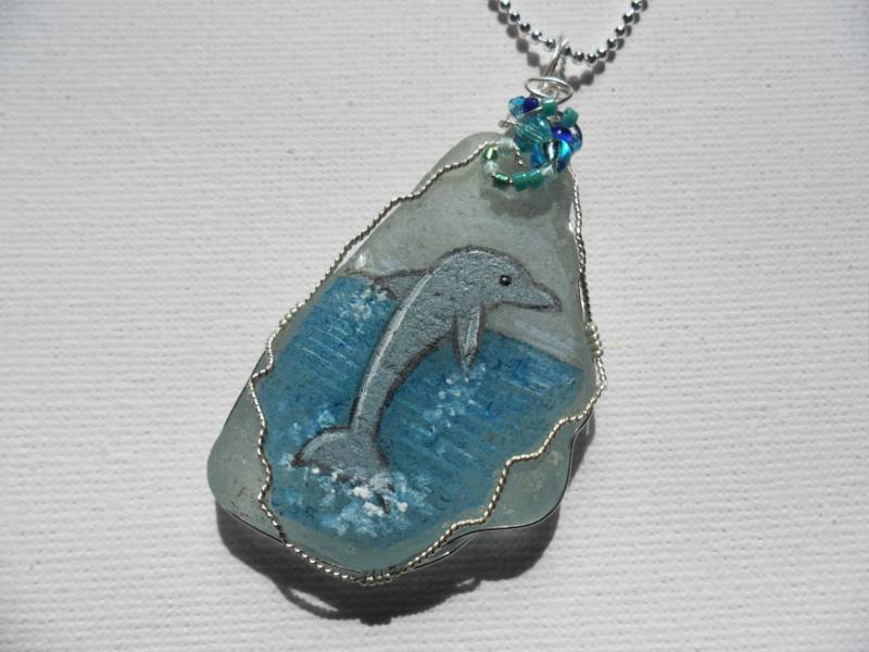Delphin Seeglas Halskette - Handbemalte Versilberte 18 "Kette Mit Swarovski Kristallen von ShePaintsSeaglass