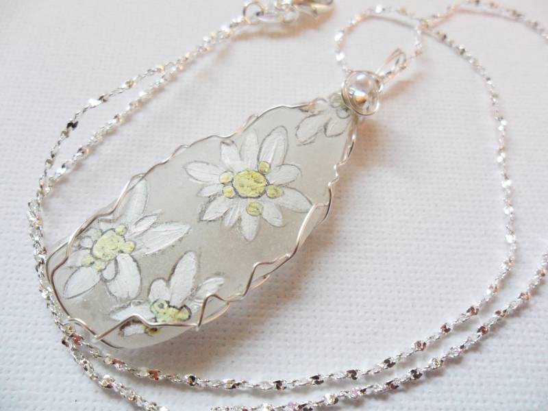 Edelweiß Blumen - Handbemalte Seeglas Halskette 18 Inch Versilberte Sternkette Edelweiß Blumen - Handbemalte Seeglas Halskette 18 Inch Versilberte Sternkette von ShePaintsSeaglass