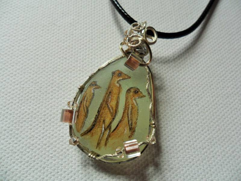 Erdmännchen Halskette Von Hand Bemalt Seeglas Mit Miyuki Würfel Perle Detail - 18 "Schwarze Schnur von ShePaintsSeaglass