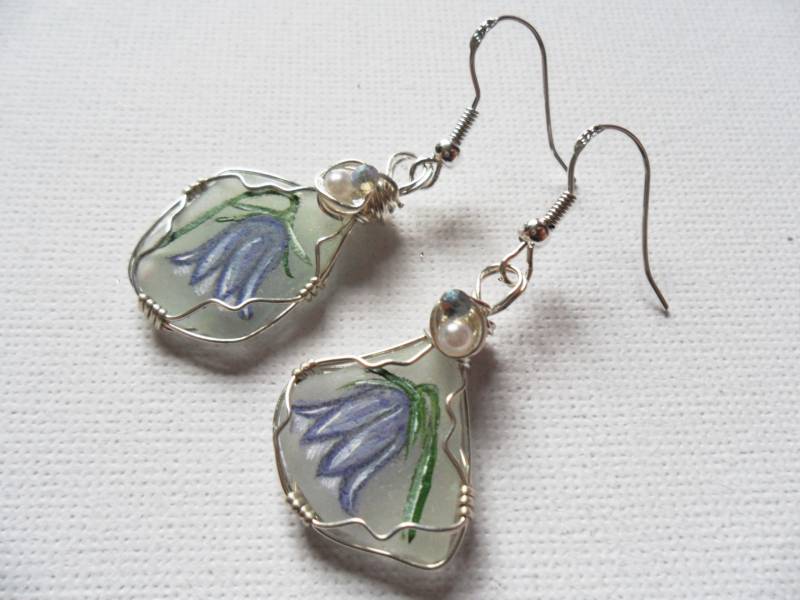 Handbemalte Bluebell Seeglas Ohrhänger Swarovski Kristall, Silber-Perle von ShePaintsSeaglass
