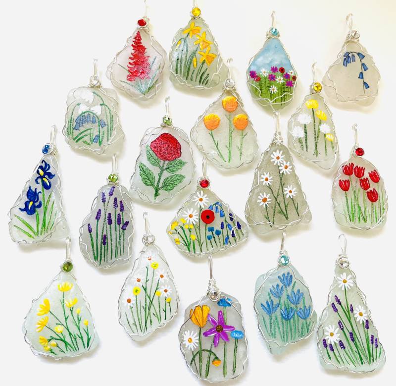 Handbemalte Blumen Kette Draht Gewickelt Swarovski Kristall Anhänger Handbemalte Blumen Kette Draht Gewickelt Swarovski Kristall Anhänger von ShePaintsSeaglass