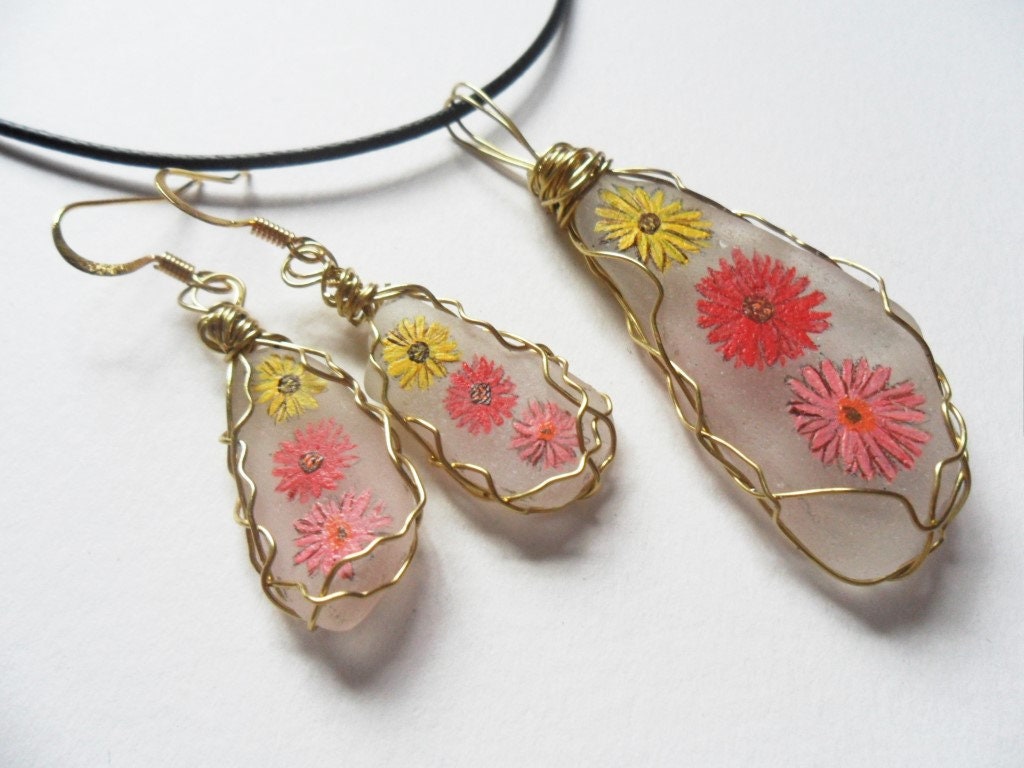 Handbemalte Gerbera Seeglas Kette Und Ohrringe Im Set von ShePaintsSeaglass