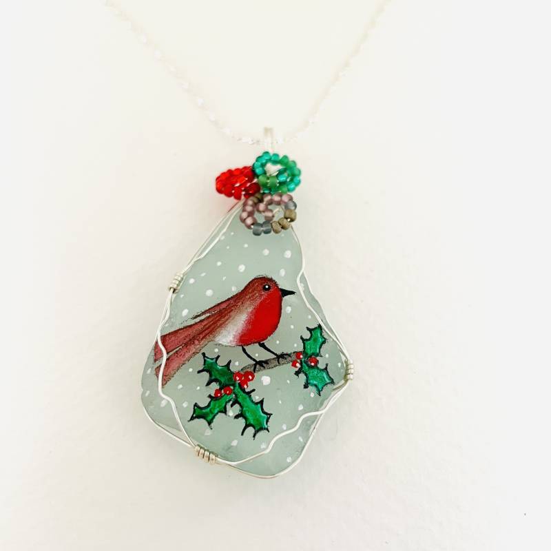 Handbemalte Halskette Mit Robin Und Stechpalme - 45, 7 cm Lange Versilberte Kette Miyuki-Perlendetail von ShePaintsSeaglass