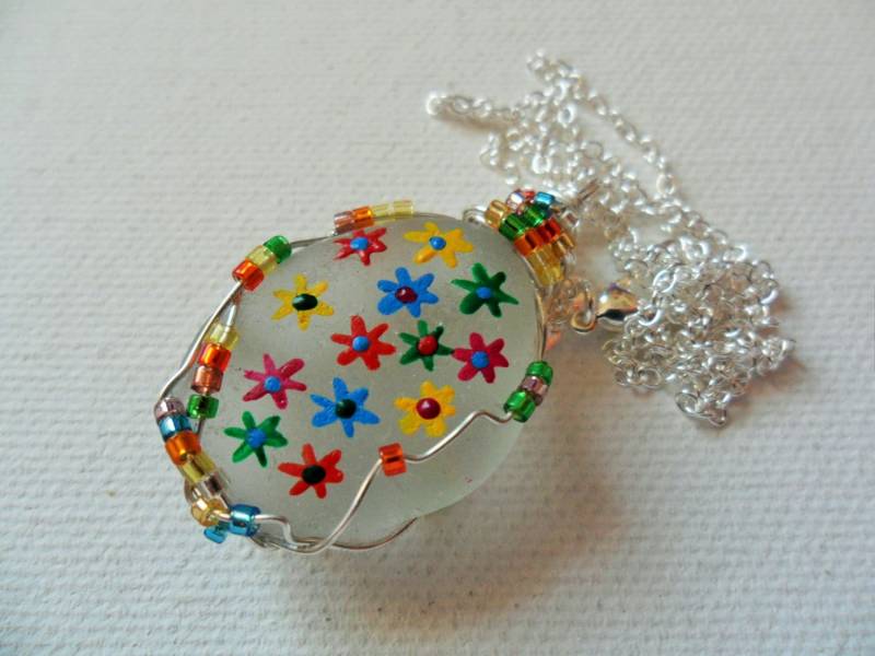 Handbemalte Seeglaskette Regenbogen Blumen, Miyuki-Perlen, 45 cm Sterling Silber Überzogene Kette von ShePaintsSeaglass