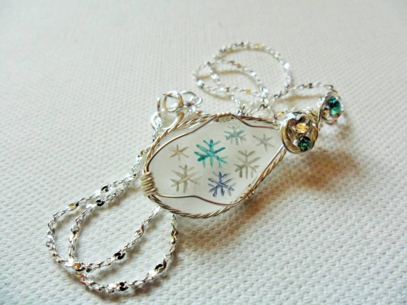 Handbemalte Seeglaskette Swarovski Kristall, 925 Silber Überzogene Kette von ShePaintsSeaglass