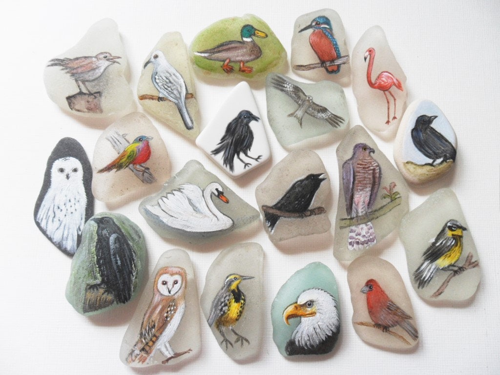 Handbemalte Vögel Auf Seeglas Und Strandkeramik - Auswahl An Oberflächen von ShePaintsSeaglass