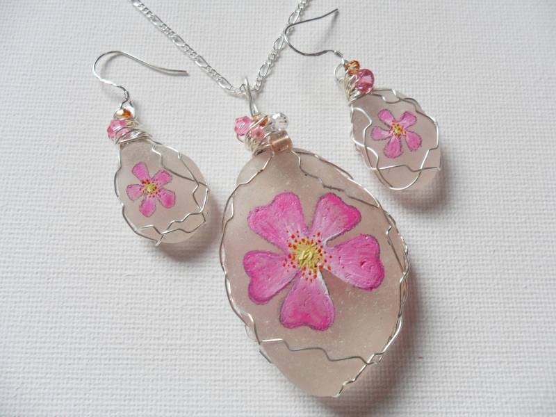 Handbemaltes Seeglas Schmuckset Pinke Hundsrose, Silberdraht von ShePaintsSeaglass