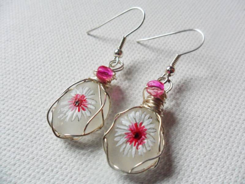 Lollipop Gerbera Handbemalte Ohrhänger - Seeglas & Drahtwicklung Mit Rosa Kristallschliffperlen von ShePaintsSeaglass