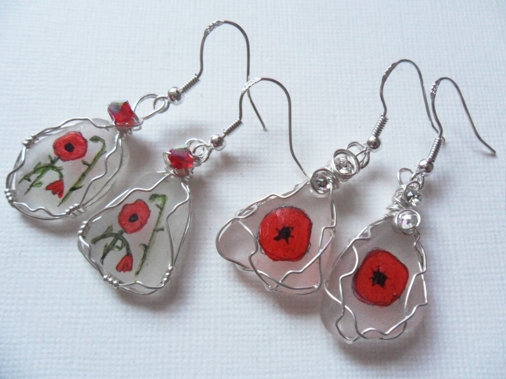 Mohnblume Handbemalte Ohrhänger - Seeglas & Wire Wrapping Mit Perlen Und Kristallen von ShePaintsSeaglass