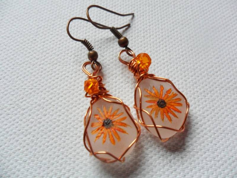 Orange Gerbera Handbemalte Ohrhänger Aus Seeglas & Drahtwicklung Mit Rosa Kristallschliffperlen von ShePaintsSeaglass