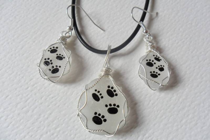 Pfötchenabdrücke Halskette Und Ohrringe Aus Seeglas Versilberter Drahtwicklung von ShePaintsSeaglass