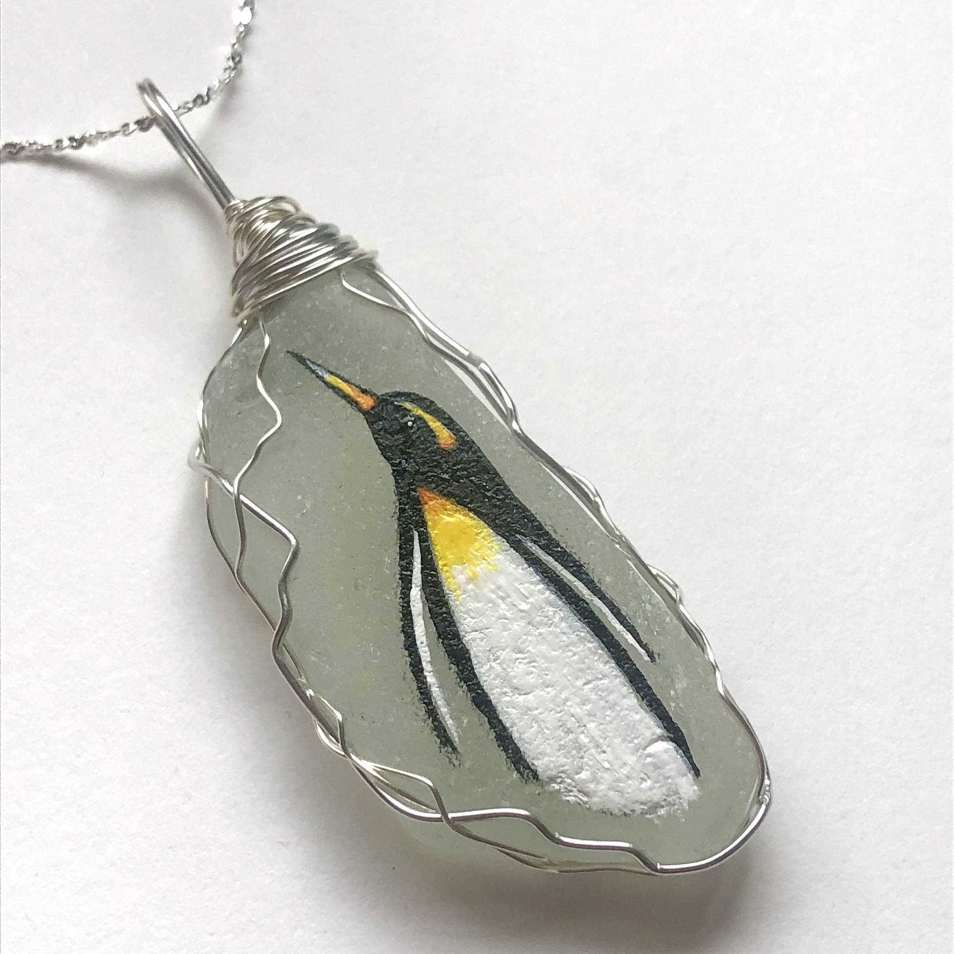 Pinguin Handbemalte Seeglas Halskette - Versilberte 45 cm Kette Und Wire Wrapping von ShePaintsSeaglass