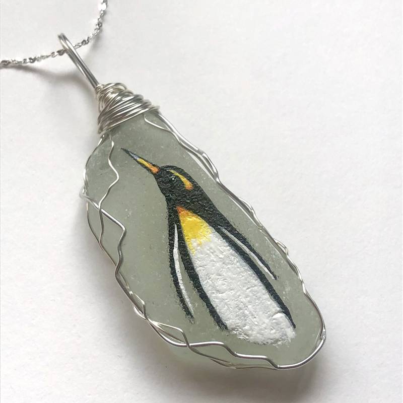 Pinguin Handbemalte Seeglas Halskette - Versilberte 45 cm Kette Und Wire Wrapping Pinguin Handbemalte Seeglas Halskette - Versilberte 45 cm Kette Und Wire Wrapping von ShePaintsSeaglass