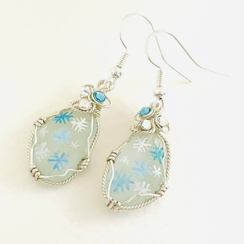 Schneeflocke Glitzer Ohrringe - Handbemaltes Seeglas & Drahtwickeln Mit Saphirblauen Swarovski Kristallen Schneeflocke Glitzer Ohrringe - Handbemaltes Seeglas & Drahtwickeln Mit Saphirblauen Swarovski Kristallen von ShePaintsSeaglass