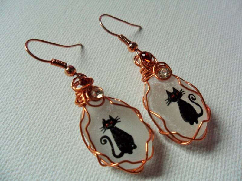 Schwarze Katze Handbemalte Ohrhänger Aus Kupferdraht - Seeglas Mit Swarovski Kristallen von ShePaintsSeaglass