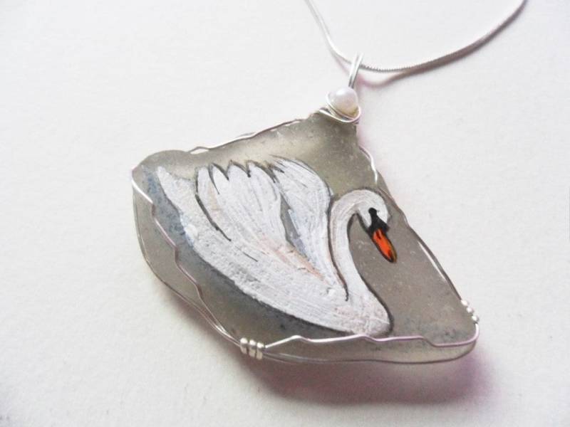 Weißer Schwan Vogel Handbemalte Seeglas Halskette - Auf Bestellung Lackiert, Wire Wrapping von ShePaintsSeaglass