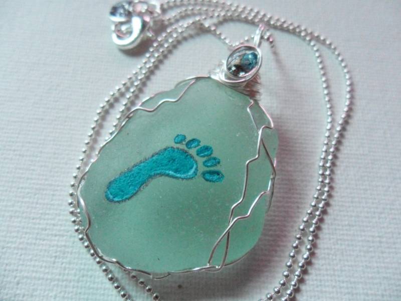 Winziger Fußabdruck Handbemalte Meerglashalskette - Silber 18 "Kette Und Drahtwicklung Winziger Fußabdruck Handbemalte Meerglashalskette - Silber 18 "Kette Und Drahtwicklung von ShePaintsSeaglass