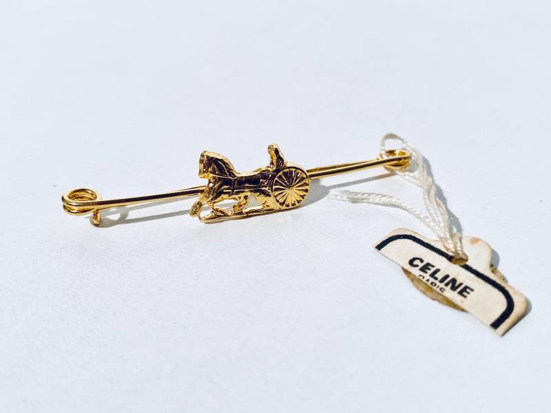 Celine Vintage Vergoldete Brosche Mit Pferdekutsche Motiv Ungetragen Celine Vintage Vergoldete Brosche Mit Pferdekutsche Motiv Ungetragen von SheWasNeverInParis