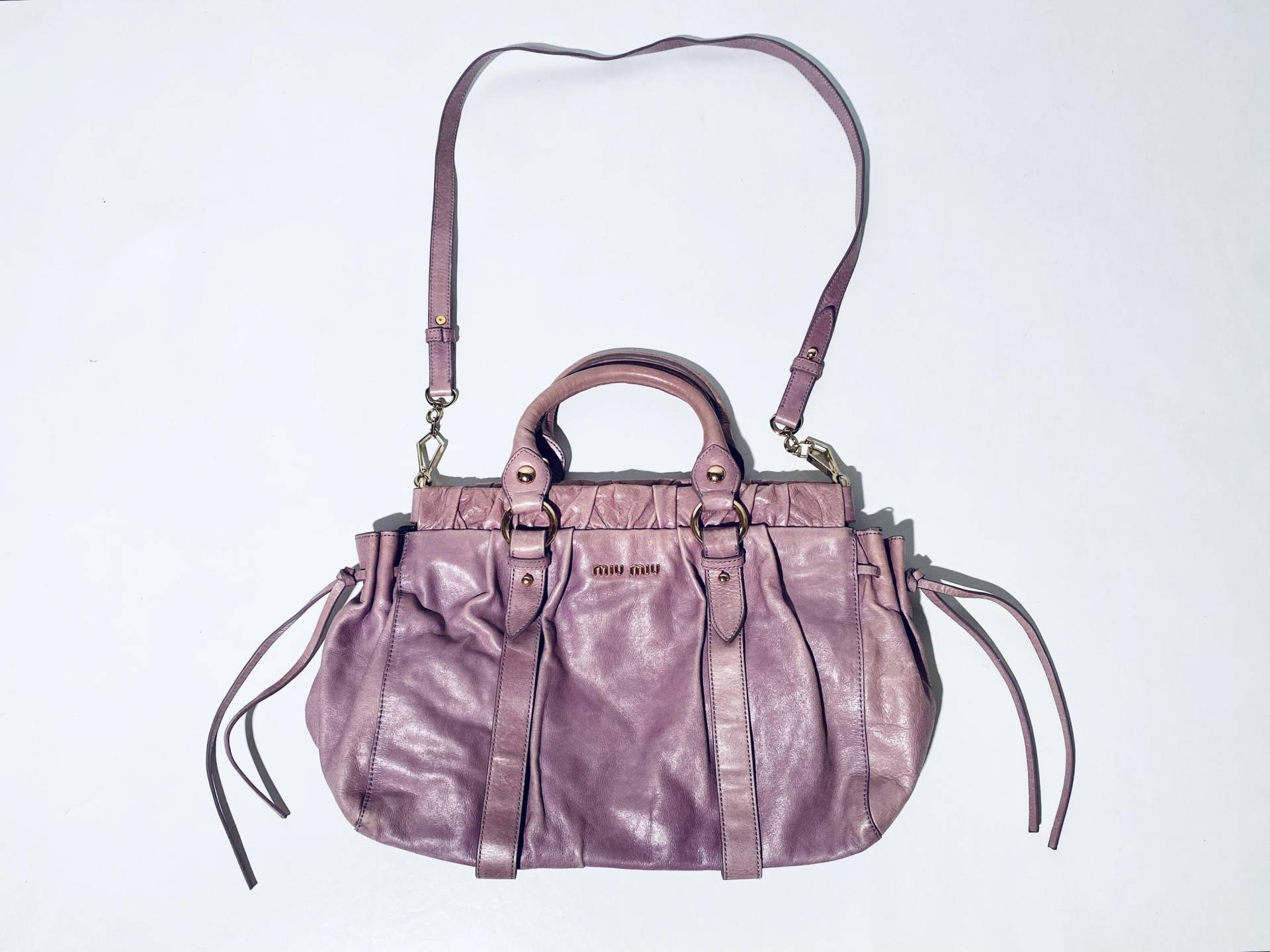 Miu Designer Handtasche Puderrosa/Fliederfarbenes Vitello-Leder Miu Designer Handtasche Puderrosa/Fliederfarbenes Vitello-Leder von SheWasNeverInParis