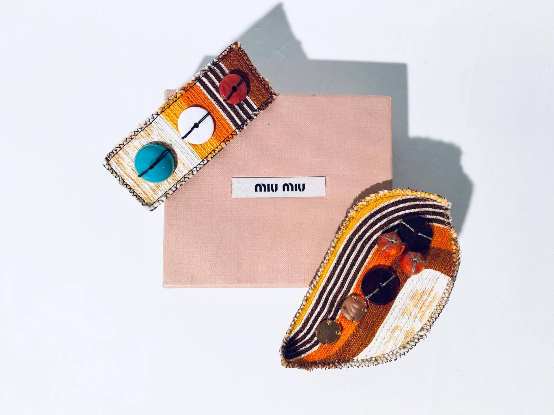 Miu Zwei Broschen Mit Perlen, Steinen Und Erdigen Farben Original Box Miu Zwei Broschen Mit Perlen, Steinen Und Erdigen Farben Original Box von SheWasNeverInParis
