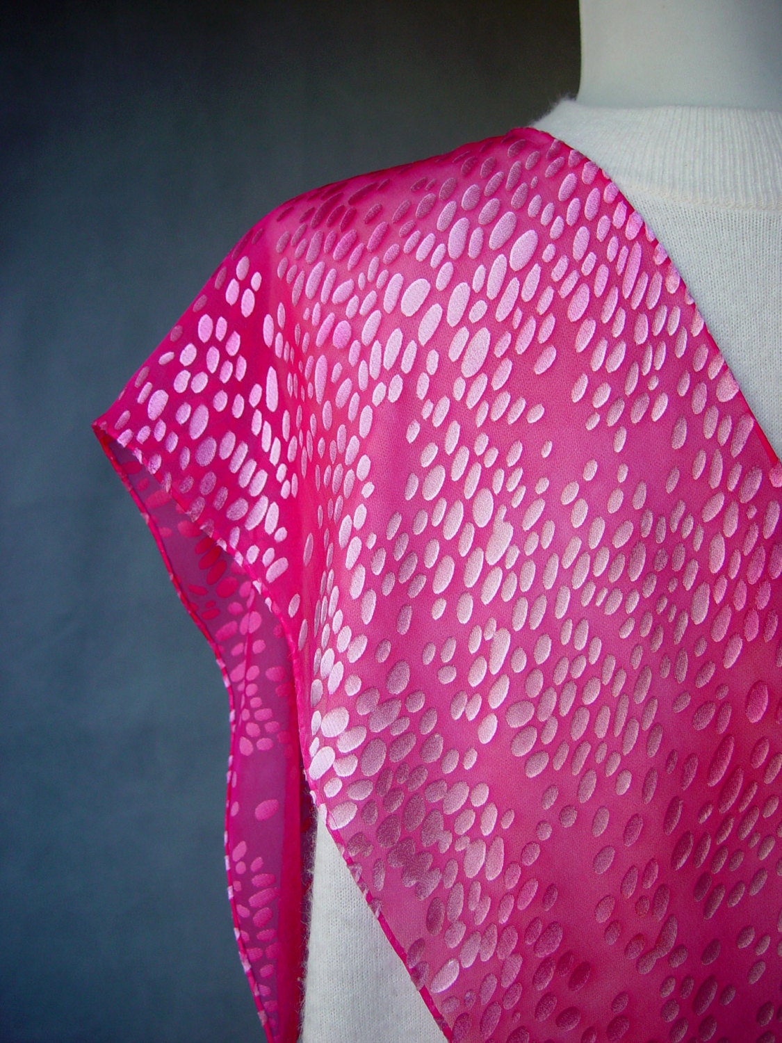 Handgefärbt Seide Schal- Cotten Candy Rosa Mit Irridescent Dots - Devore Technik Schal Sheweaves Wickeln Geschenk Für Ihre Weihnachtsferien Handgefärbt Seide Schal- Cotten Candy Rosa Mit Irridescent Dots - Devore Technik Schal Sheweaves Wickeln Geschenk Für Ihre Weihnachtsferien von SheWeaves