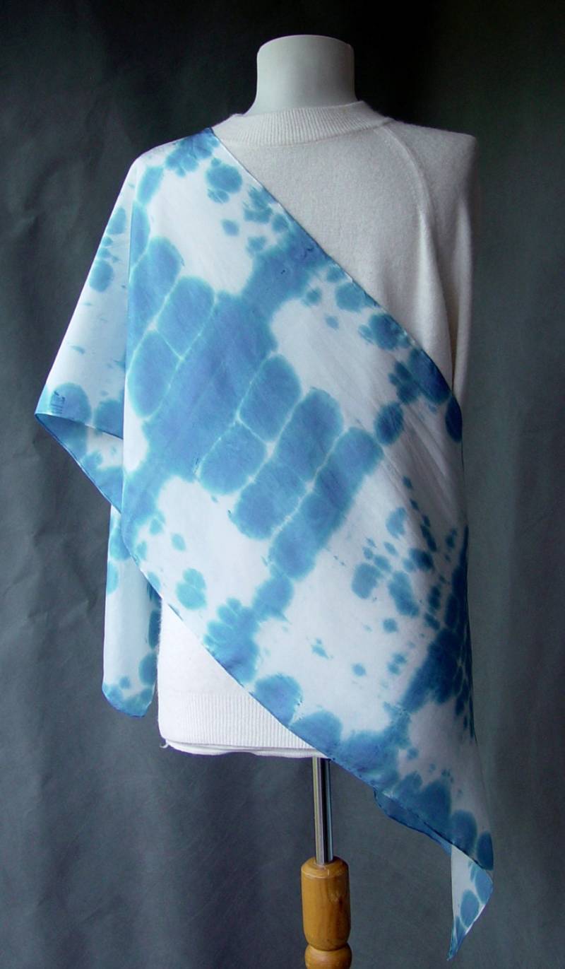 Handgefärbt Seide Schal - Indigo Blau Und Weiß Shibori Hand Gefärbt Schöne Große Groß Mit Jeans Geschenkidee Wickeln Chunni Oder Dupatta Handgefärbt Seide Schal - Indigo Blau Und Weiß Shibori Hand Gefärbt Schöne Große Groß Mit Jeans Geschenkidee Wickeln Chunni Oder Dupatta von SheWeaves