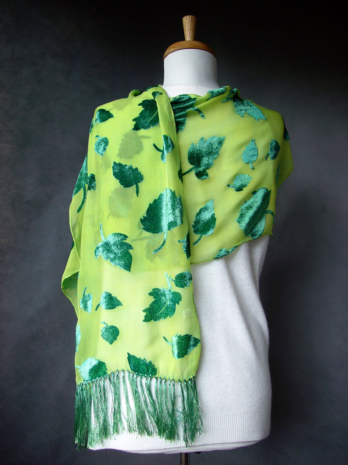 Samt Handgefärbt Seide Schal - Dunkel Grün Blätter Samt Von Sheweaves Hand Bemalt Auf Chiffon Hintergrund, Chunni Dupatta Samt Handgefärbt Seide Schal - Dunkel Grün Blätter Samt Von Sheweaves Hand Bemalt Auf Chiffon Hintergrund, Chunni Dupatta von SheWeaves