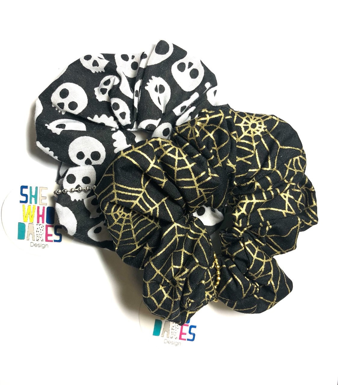 Gruselige Scrunchies - Totenköpfe Und Spinnennetze Perfekt Für Halloween Schwarz Weiß Gold Gruselige Scrunchies - Totenköpfe Und Spinnennetze Perfekt Für Halloween Schwarz Weiß Gold von SheWhoDaresDesign