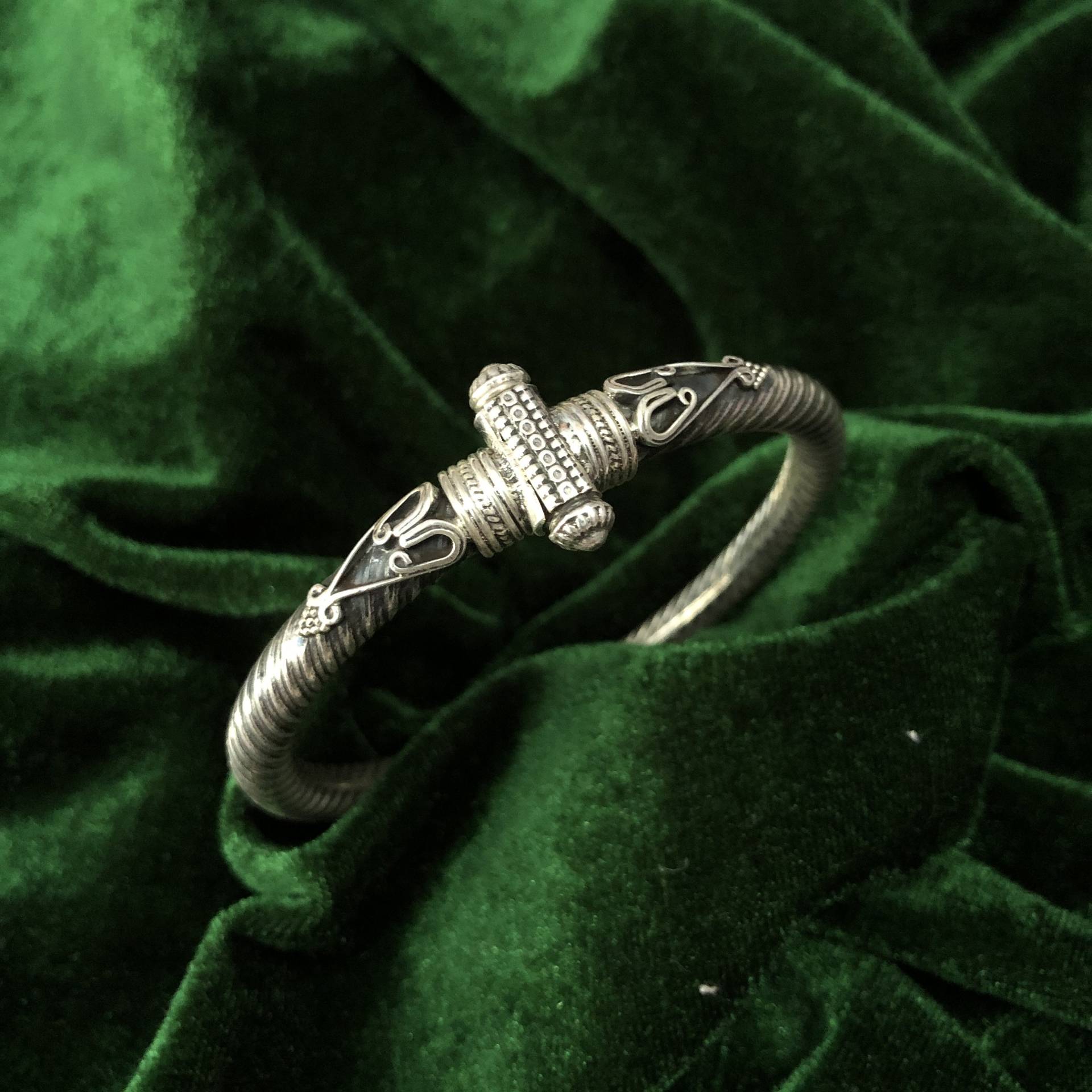 925 Sterling Silber Armreif, Oxidierter Größenverstellbarer Armreif Mit Filigraner Arbeit Gewicht = 31, 5 Gramm 925 Sterling Silber Armreif, Oxidierter Größenverstellbarer Armreif Mit Filigraner Arbeit Gewicht = 31, 5 Gramm von Shebaboutiquein
