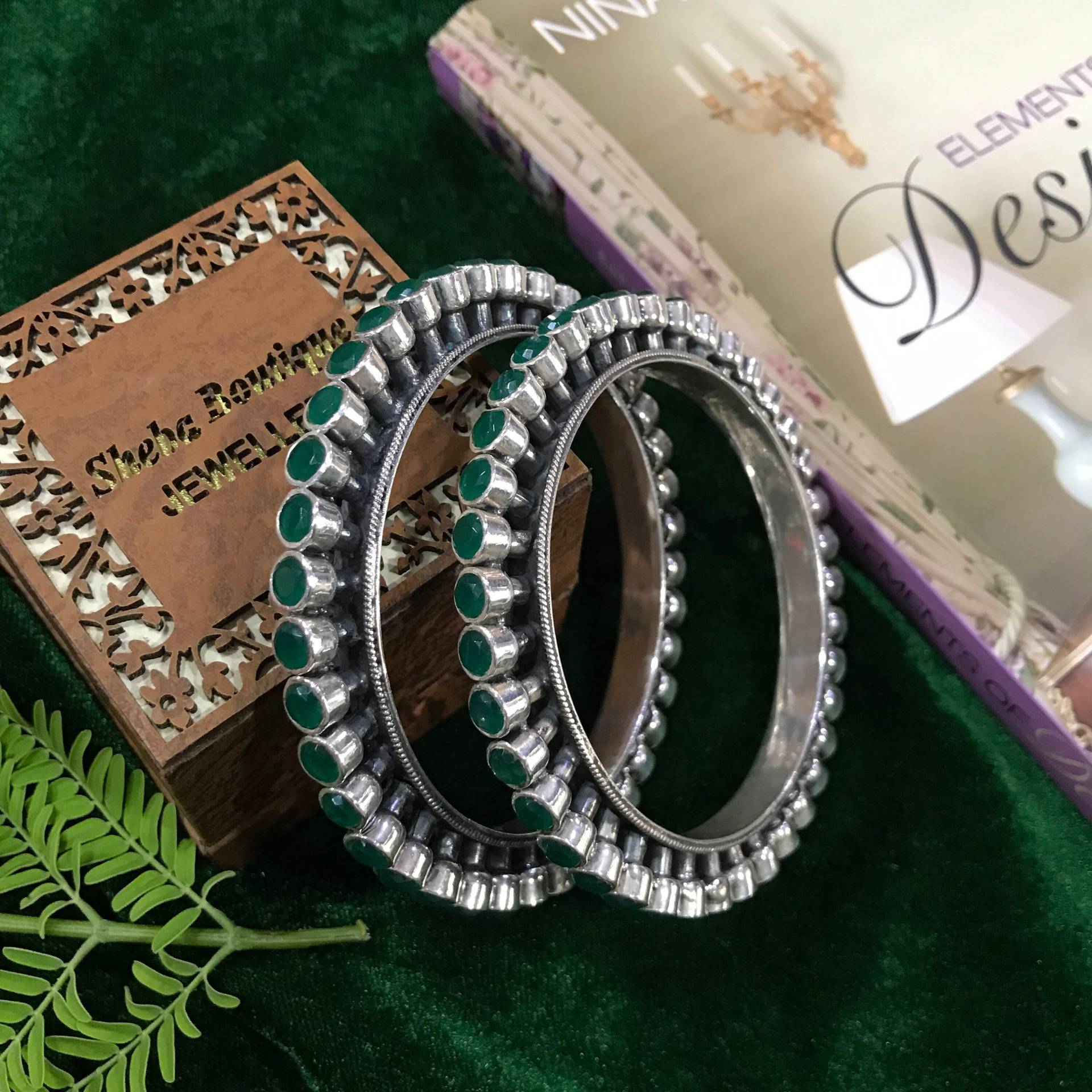 Grüner Onyx Edelstein Armreif, 925 Sterling Silber Handgefertigter 2-Teiliges Armreif Set, Gewicht = 93 Gramm, Größe 2.5 Grüner Onyx Edelstein Armreif, 925 Sterling Silber Handgefertigter 2-Teiliges Armreif Set, Gewicht = 93 Gramm, Größe 2.5 von Shebaboutiquein