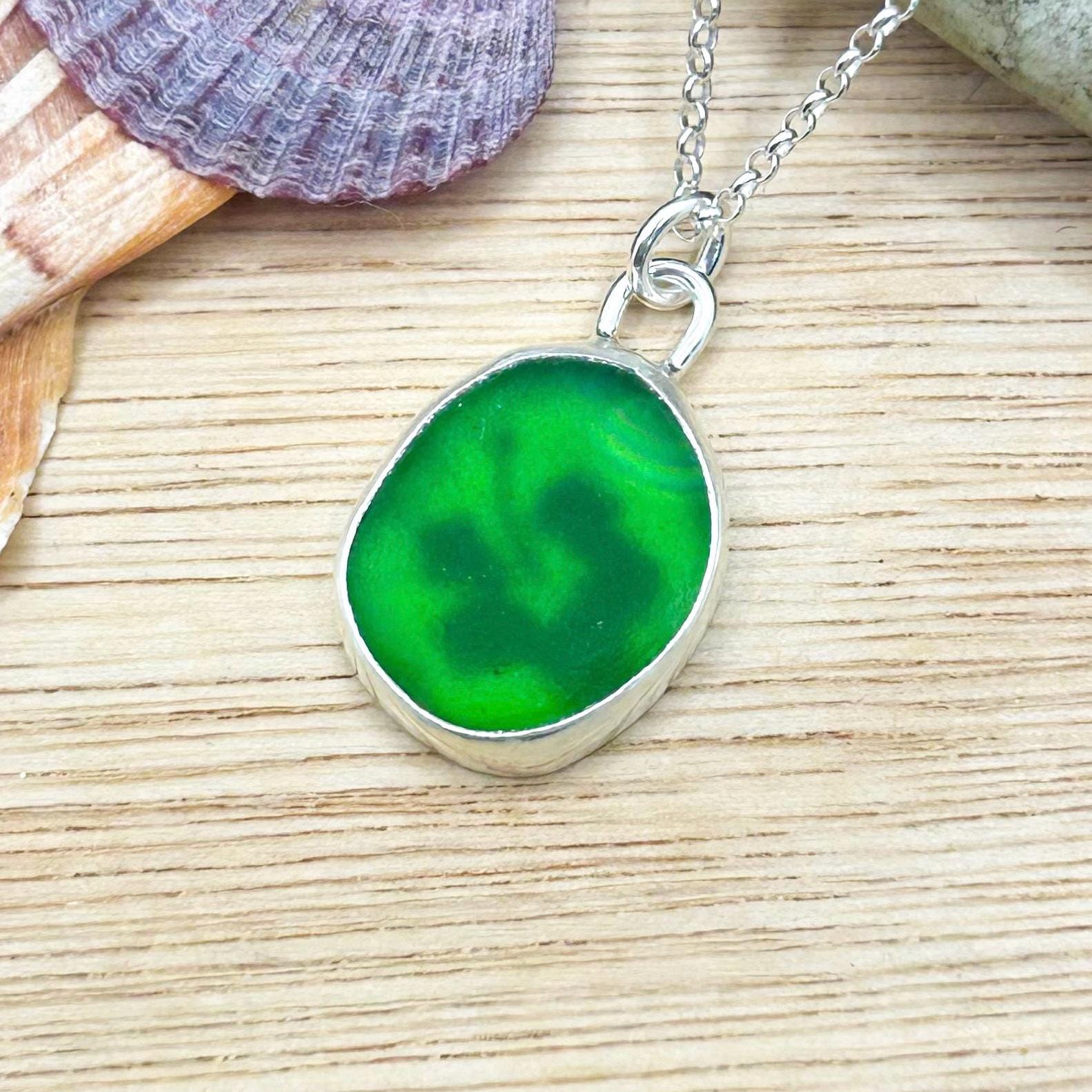 Sea Glass Hibiskus Anhänger | Sterlingsilber Strand-Glas-Halskette Sea Glass Hibiskus Anhänger | Sterlingsilber Strand-Glas-Halskette von ShedMaid