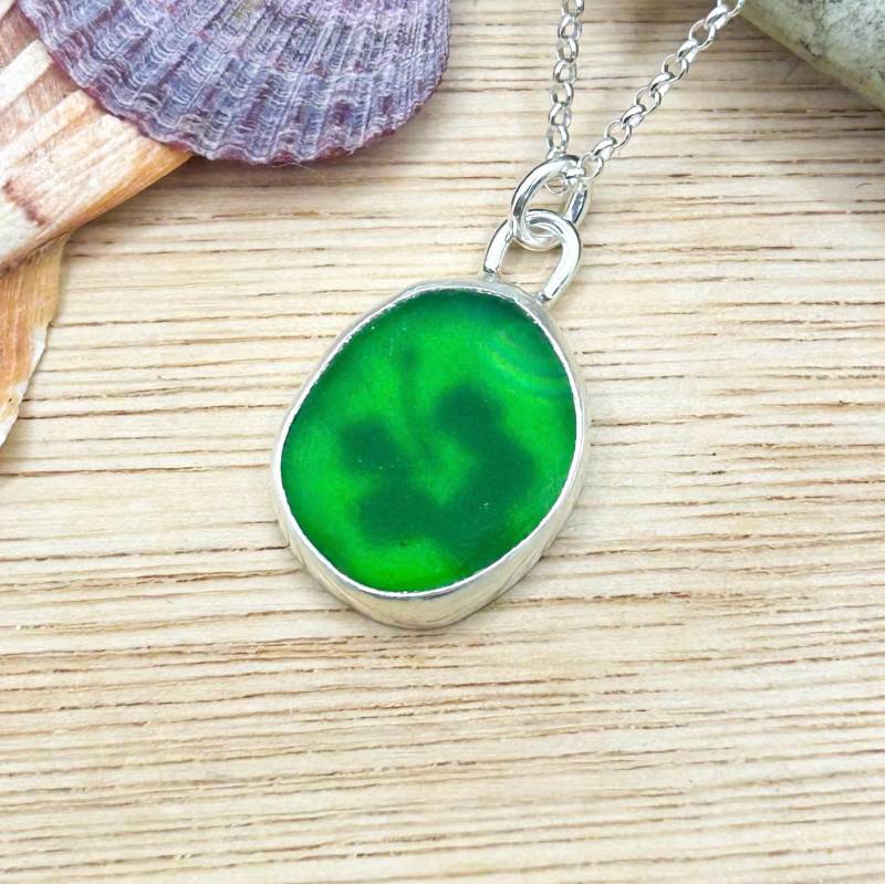 Sea Glass Hibiskus Anhänger | Sterlingsilber Strand-Glas-Halskette Sea Glass Hibiskus Anhänger | Sterlingsilber Strand-Glas-Halskette von ShedMaid