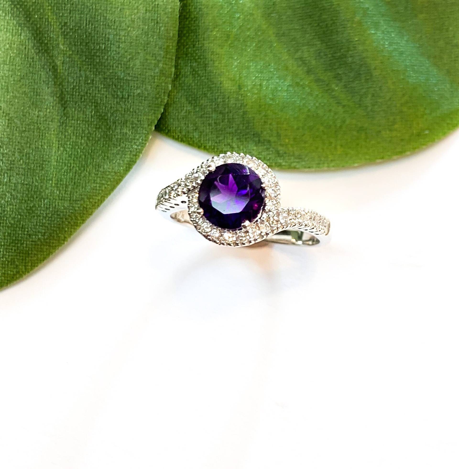 Damen Rund Lila Amethyst Und Diamant Ring in 14K Weißgold Geburtsstein Geschenk Für Sie Schmuck von SheffnersFineJewelry