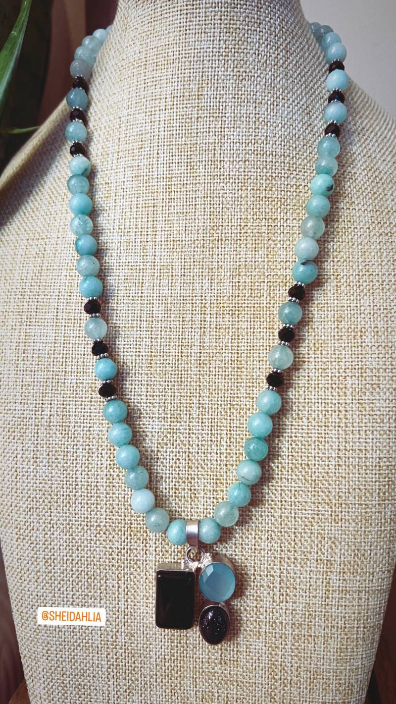 Aquamarin Perlen Halskette Sterling Silber Onyx Chalcedon Anhänger Aquamarin Perlen Halskette Sterling Silber Onyx Chalcedon Anhänger von Sheidahlia