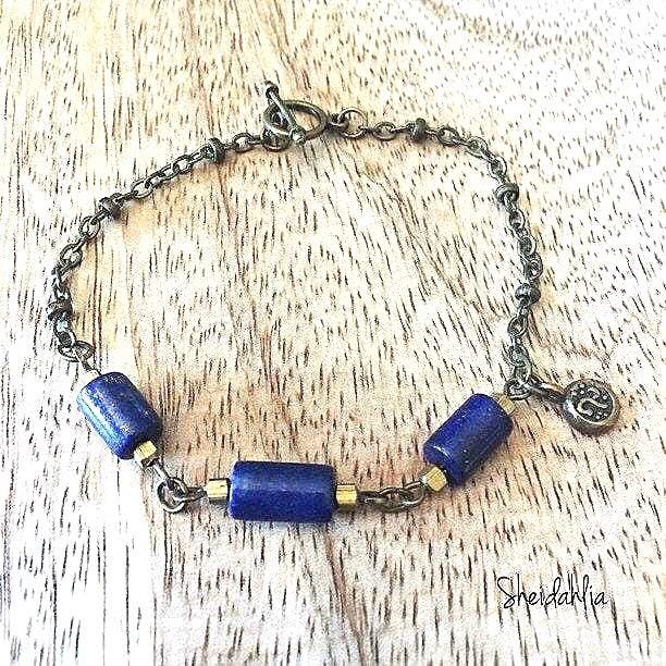 Handgefertigtes Lapis Lazuli Armband Bronzekette Mit Messinganhänger Handgefertigtes Lapis Lazuli Armband Bronzekette Mit Messinganhänger von Sheidahlia