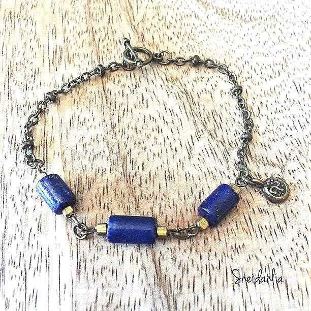 Handgefertigtes Lapis Lazuli Armband Bronzekette Mit Messinganhänger Handgefertigtes Lapis Lazuli Armband Bronzekette Mit Messinganhänger von Sheidahlia