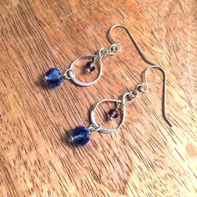 Handgemachte Sterling Silber Ohrringe Blaue & Lila Kristalle von Sheidahlia