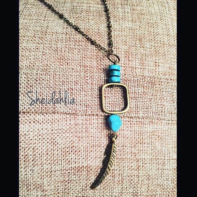 Handgemachte Turquoise Feder-Kette Bronze-Charme, Lange Sommermode Handgemachte Turquoise Feder-Kette Bronze-Charme, Lange Sommermode von Sheidahlia