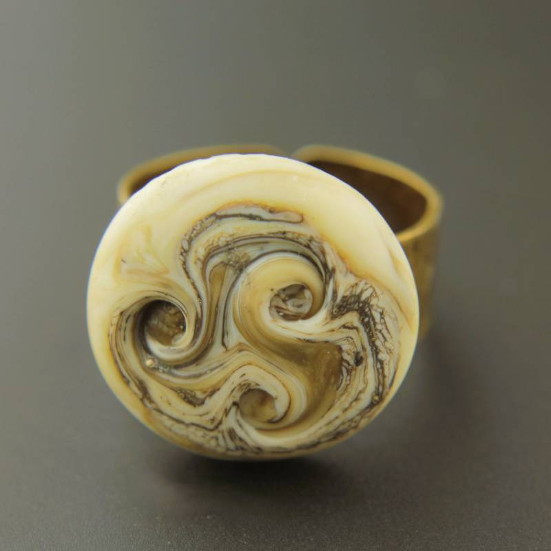 Handgefertigte Glas Ring - Einstellbar Antiqued Messing Mit Swirly Beige Lampwork Cabochon Handgefertigte Glas Ring - Einstellbar Antiqued Messing Mit Swirly Beige Lampwork Cabochon von SheilaDavisDesigns