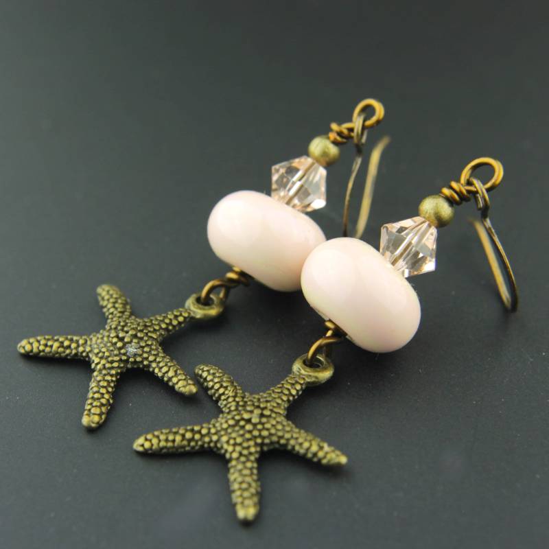 "Handgefertigte Ohrringe, Rosa Glasperlen & Antikmessing "Sea Stars" "Handgefertigte Ohrringe, Rosa Glasperlen & Antikmessing "Sea Stars" von SheilaDavisDesigns