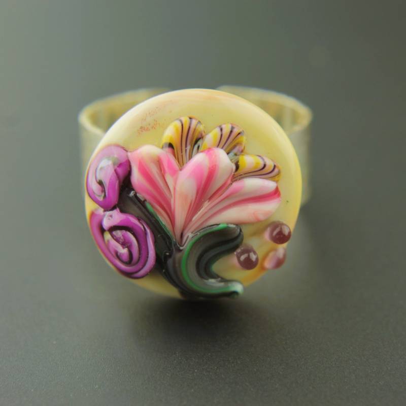 Handgefertigter Glasring - Verstellbar Silber Mit Rosa Und Lila Blumencabochon Handgefertigter Glasring - Verstellbar Silber Mit Rosa Und Lila Blumencabochon von SheilaDavisDesigns