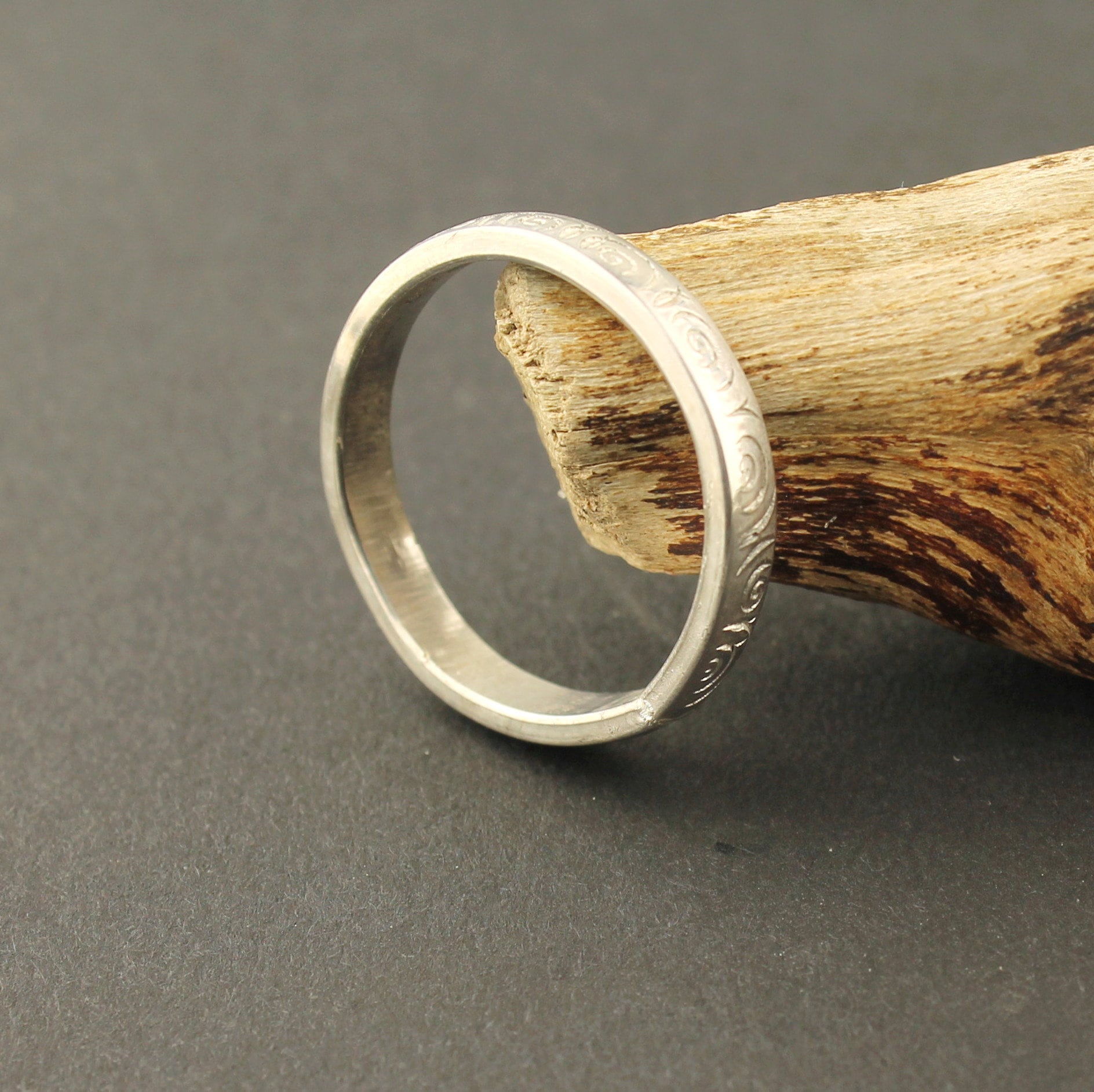 Handgeschmiedeter Sterling Silber Ring - Size 8 Stacking Jewelry Handgeschmiedeter Sterling Silber Ring - Size 8 Stacking Jewelry von SheilaDavisDesigns