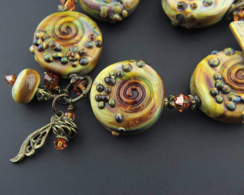 Lampwork Armband Chunky Antique Messing, Grün, Braun, Raku, Perlenschmuck von SheilaDavisDesigns