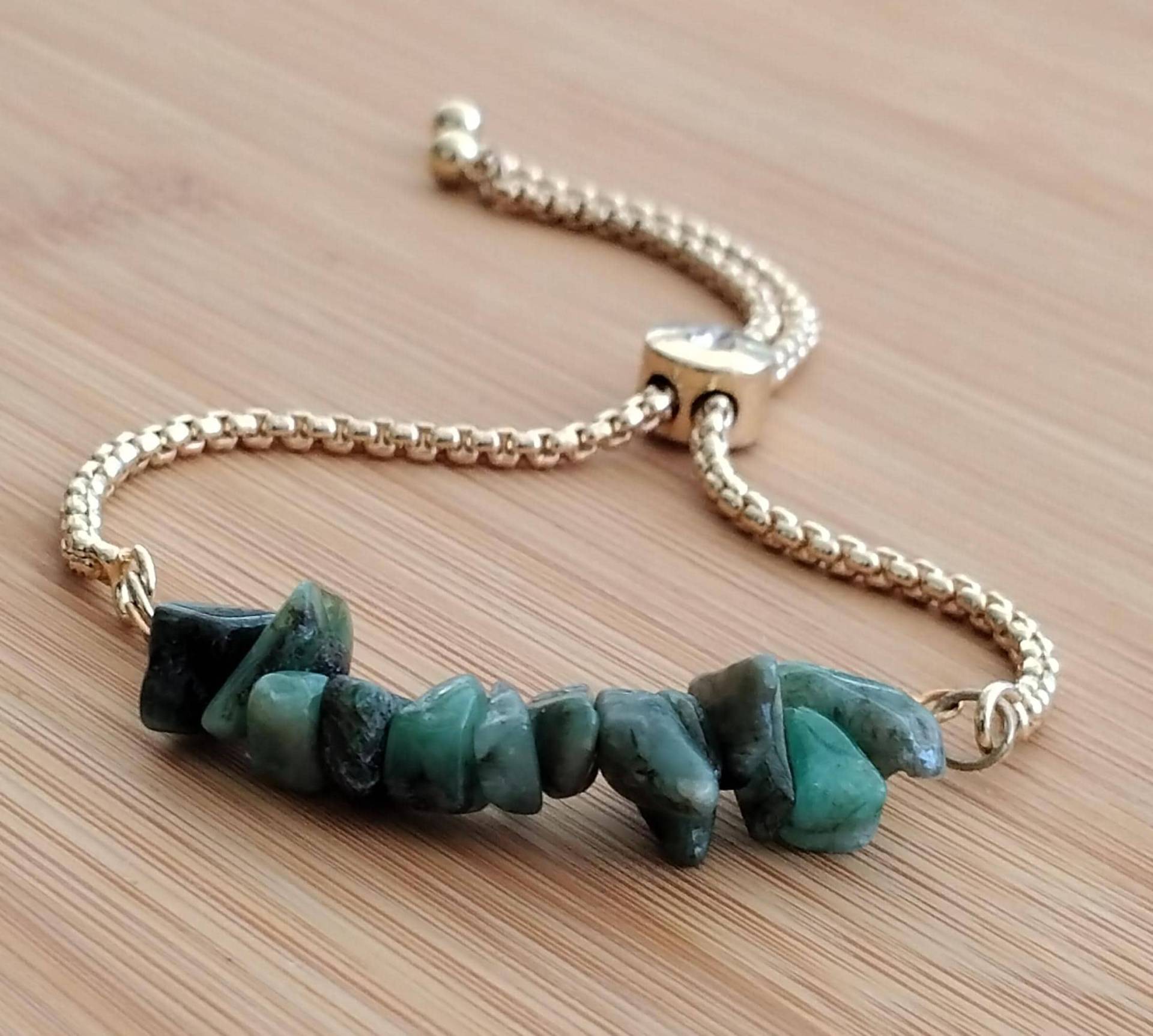 Roher Smaragd-Chip-Armband, Vergoldete Verstellbare Kette, Mai Geburtsstein von SheilaMohrJewelry