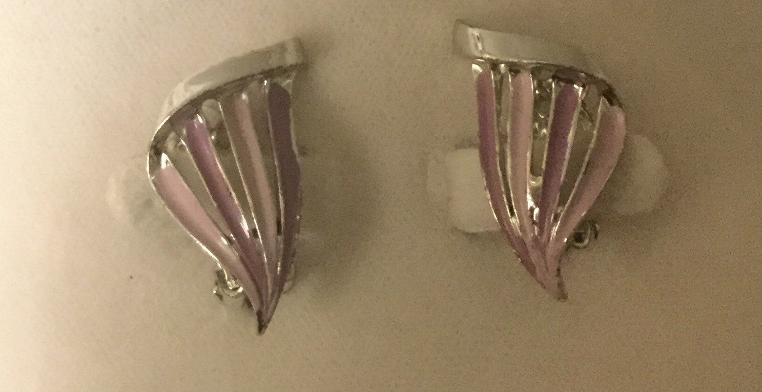 Art Deco Ohrclips Vintage Silber Mit Lavendel Und Rosa Emaille von Sheilalussier