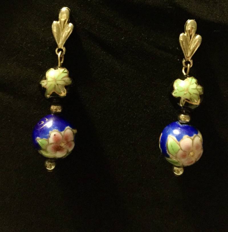 Cloisonné Double Beaded Floral Design Ohrhänger Gold Post von Sheilalussier