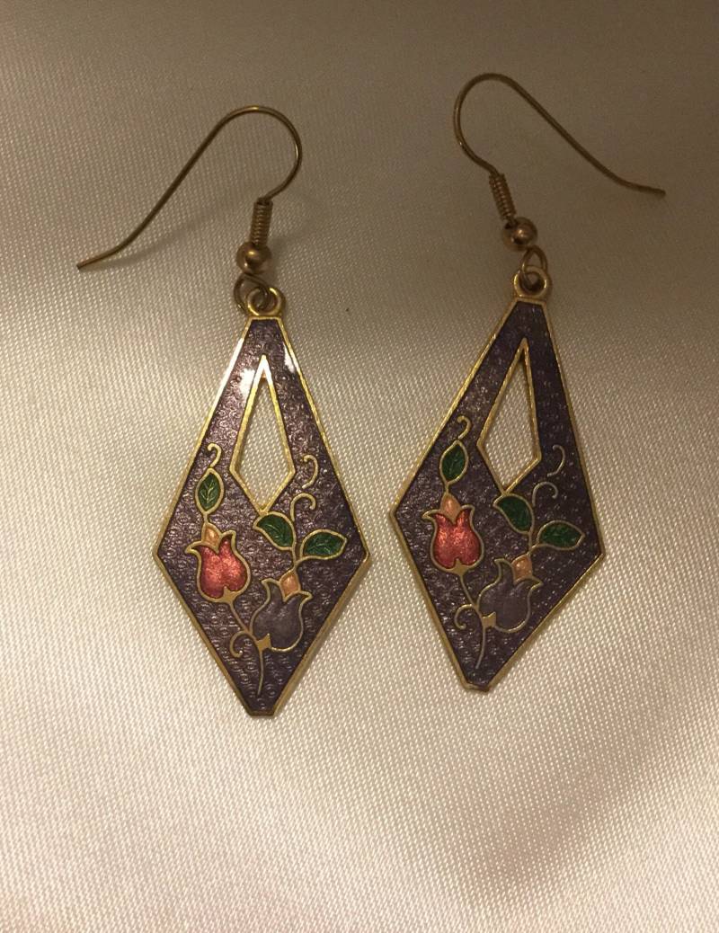 Cloisonné Lavendel Floral Design Pierced Ohrringe Vintage/80Er von Sheilalussier
