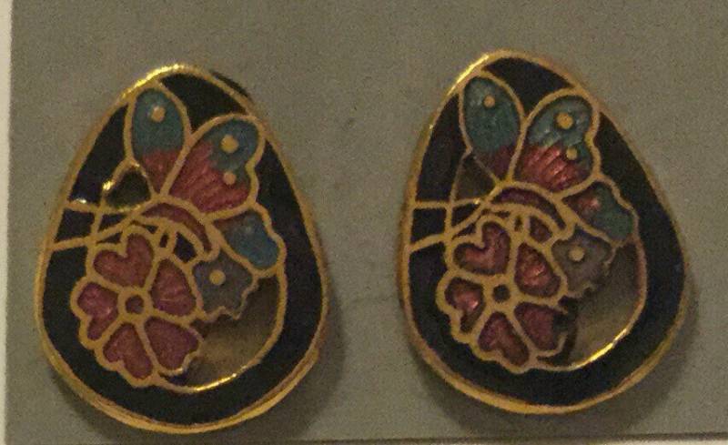 Cloisonné Schmetterling Ohrstecker Mit Floralem Design Pierced Ohrringe - Gold -Schwarze Emaille, Rose, & Blau 1/2" von Sheilalussier