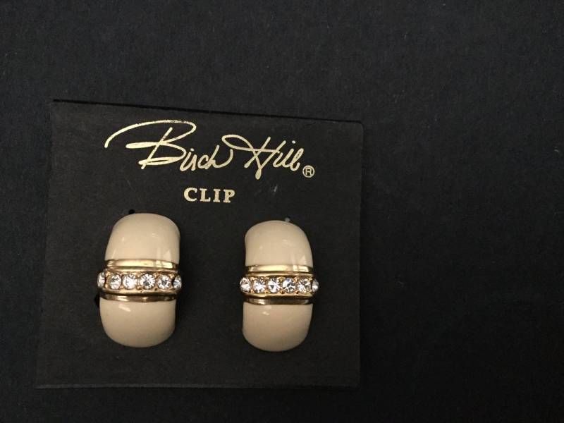 Creme Emaille, Gold, & Strass Vintage Demi Creop Ohrclips von Sheilalussier