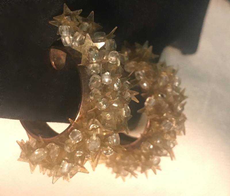 Creolen Ohrringe Mit Weißen Perlen, Rocailles Perlen Und Sternen - Vintage von Sheilalussier